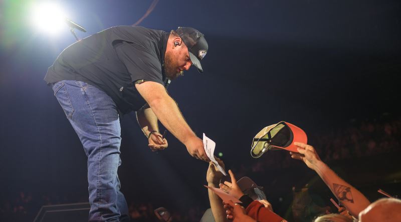 Country Müziğin Genç Kuşağa İnmesini Sağlayan Şarkıcı: Luke Combs